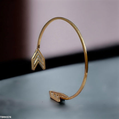 TBRH374 QWN Plain Arrow Bracelet