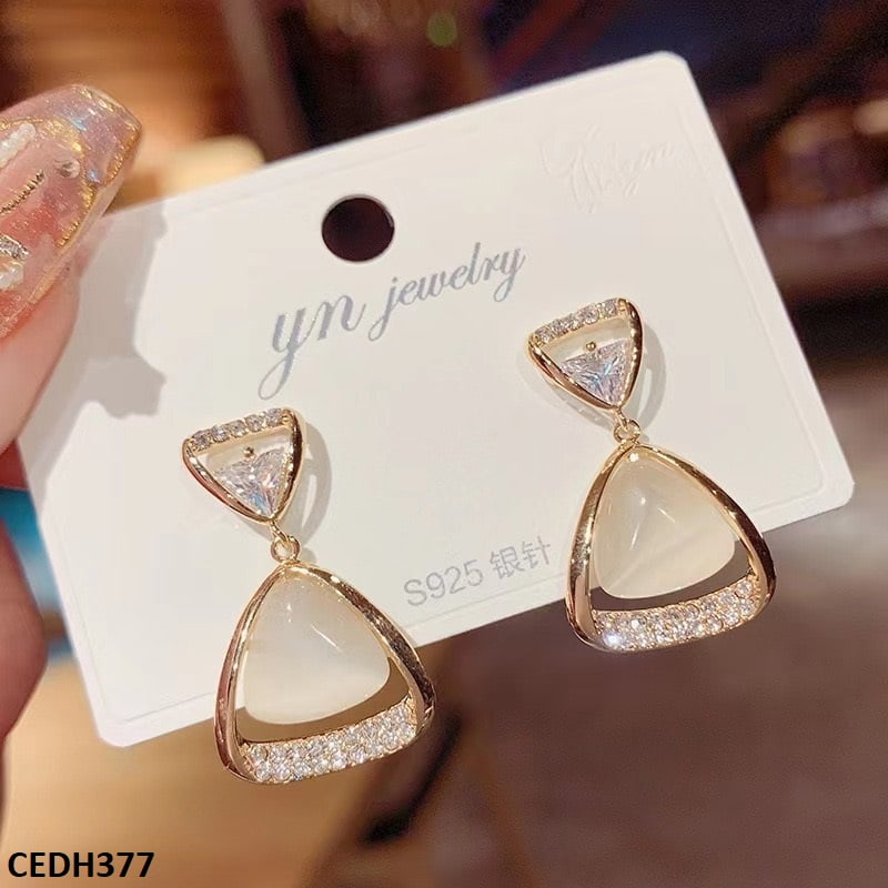 CEDH377 BTO Curved Triangle Drop Earrings Pair