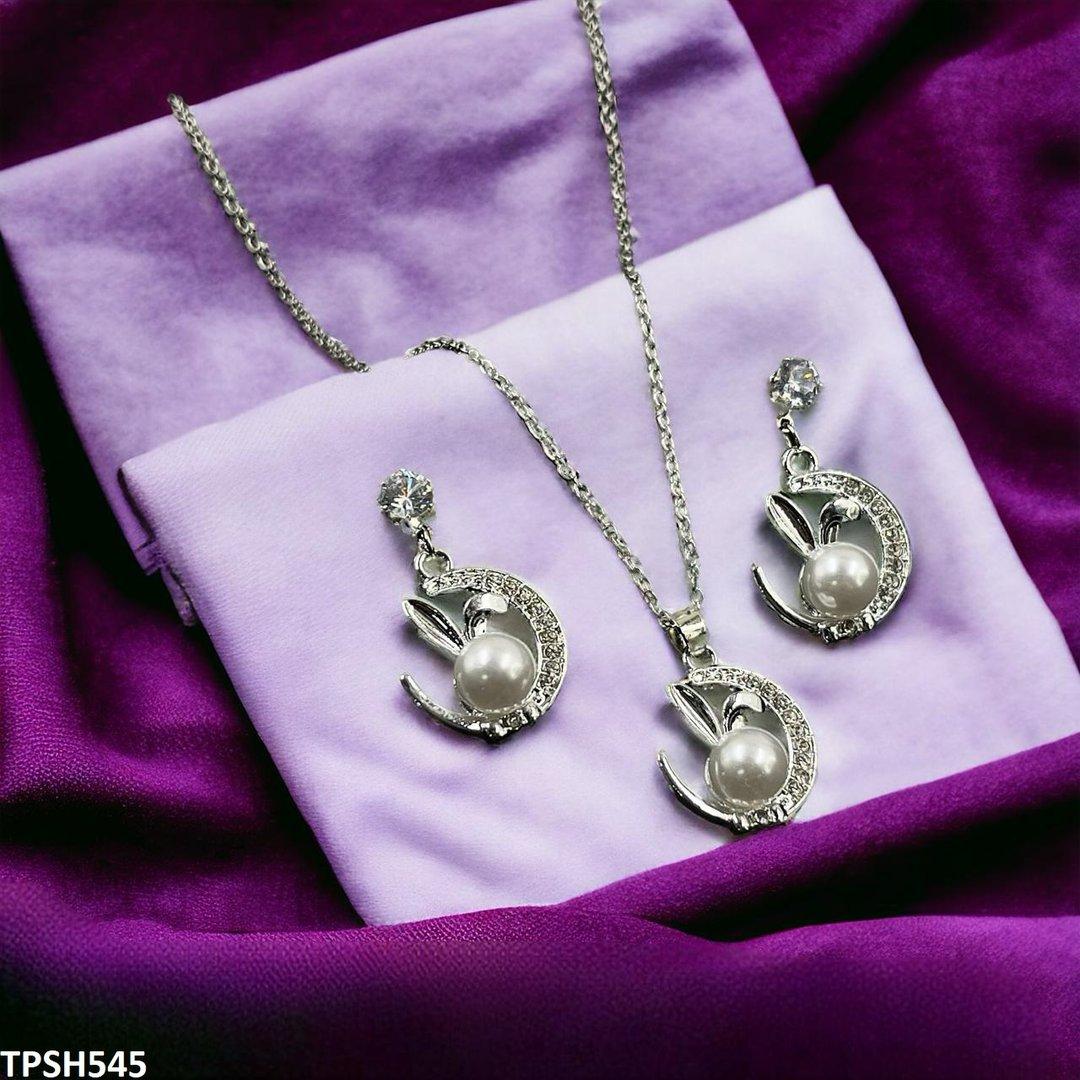 TPSH545 GCQ Moon/Bunny Pearl Pendent Set