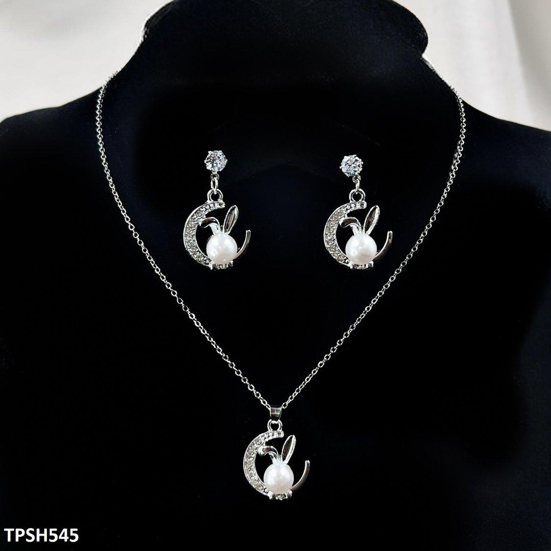 TPSH545 GCQ Moon/Bunny Pearl Pendent Set