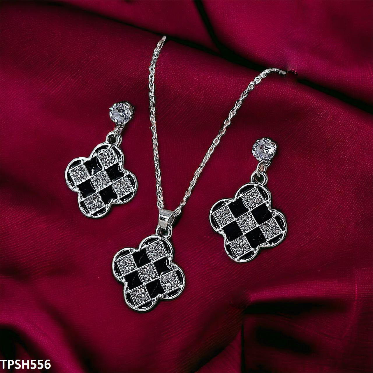 TPSH556 GCQ Chess Board Pendent Set