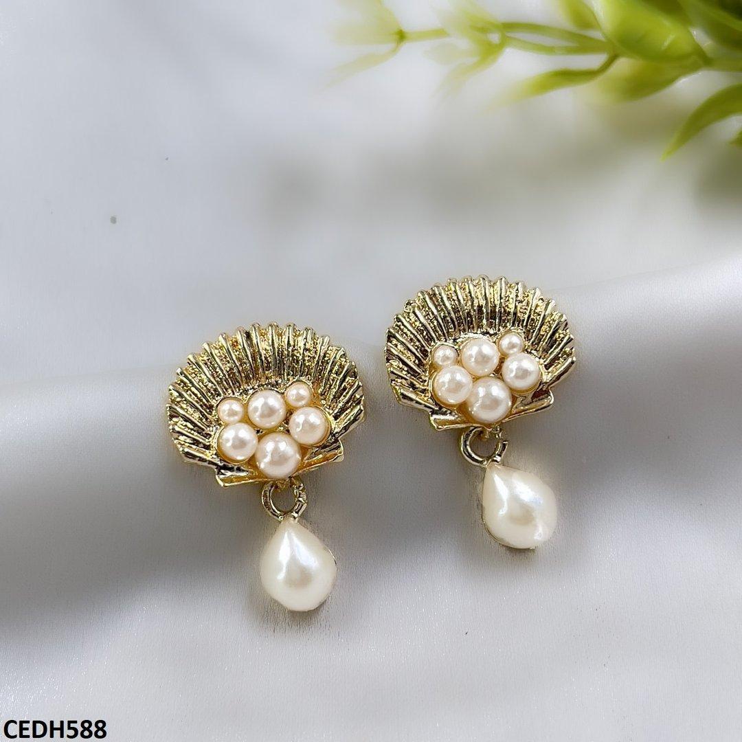 CEDH588-SDQ CEDH588 SDQ Shell Pearl Drop Earrings