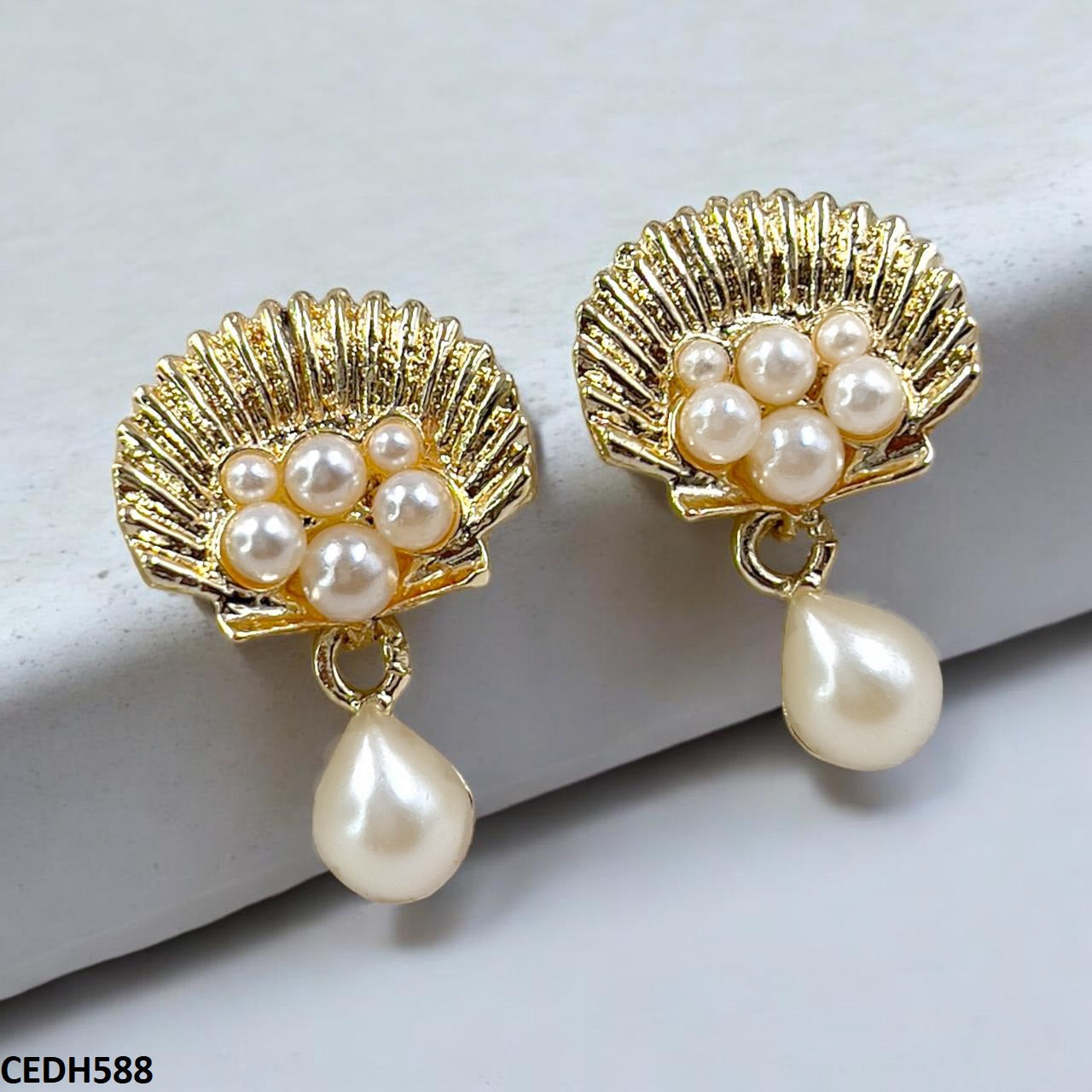 CEDH588-SDQ CEDH588 SDQ Shell Pearl Drop Earrings