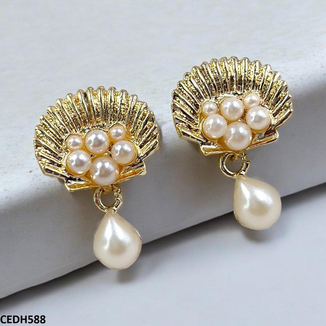 CEDH588-SDQ CEDH588 SDQ Shell Pearl Drop Earrings