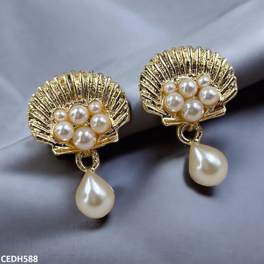 CEDH588-SDQ CEDH588 SDQ Shell Pearl Drop Earrings